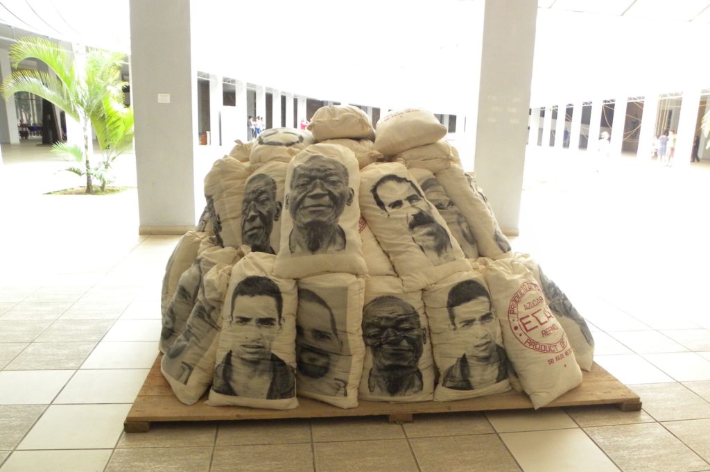 Hall d’entrée du Musée : une sculpture à la mémoire des esclaves, faite de sacs de sucre empilés